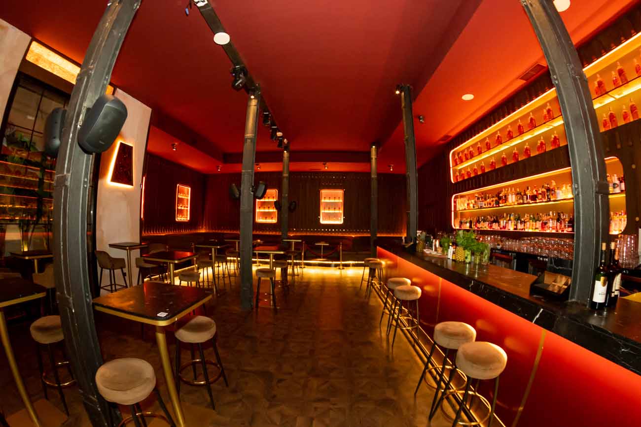 Espacio interior de Coctelería Montana con detalles arquitectónicos