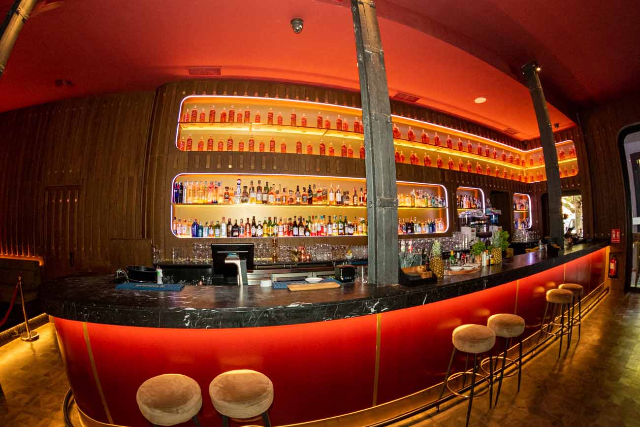 Ambiente íntimo de Coctelería Montana en el Casco Antiguo