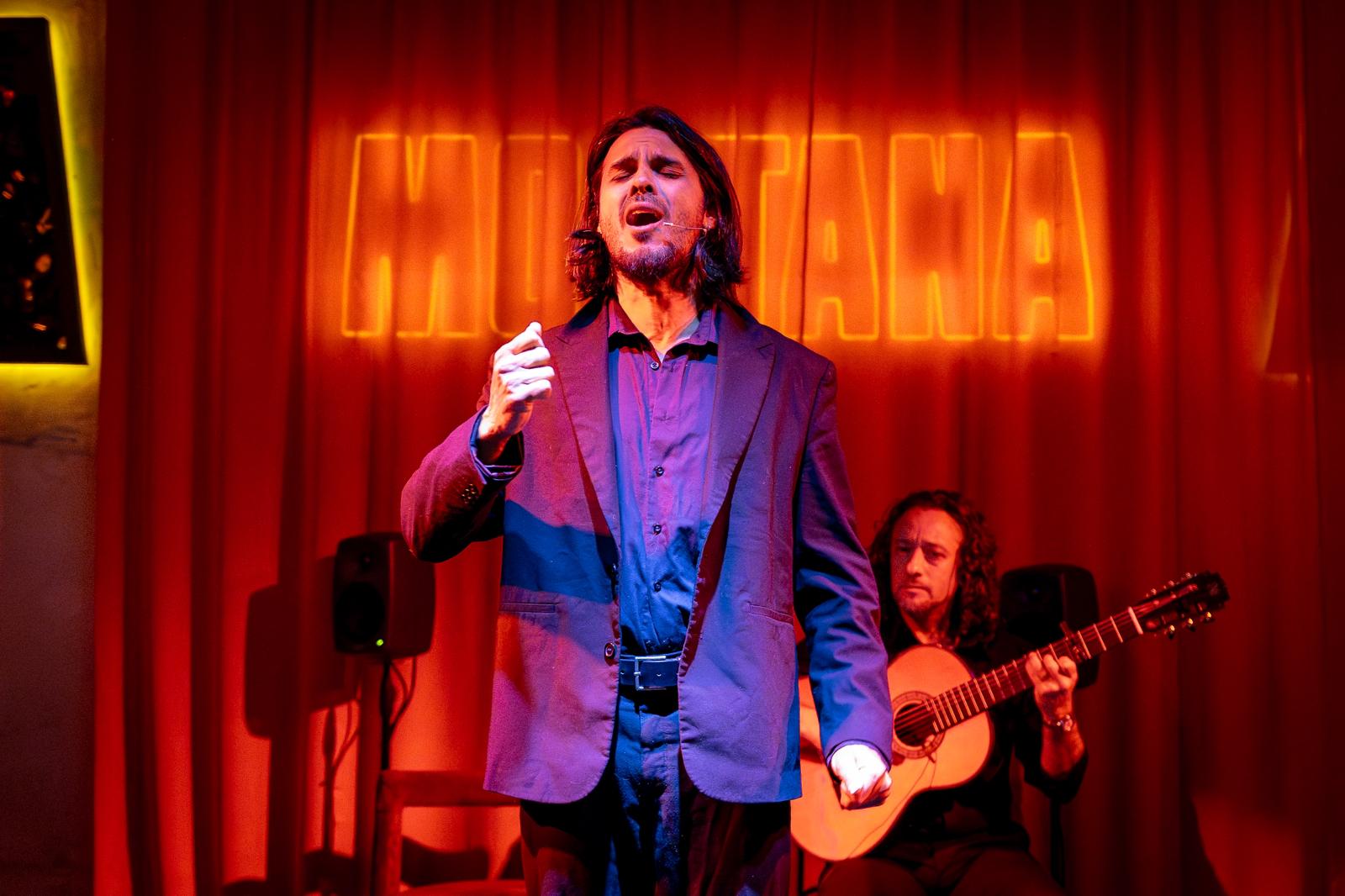 Cierre de la sesión de cante flamenco en Coctelería Montana, Sevilla