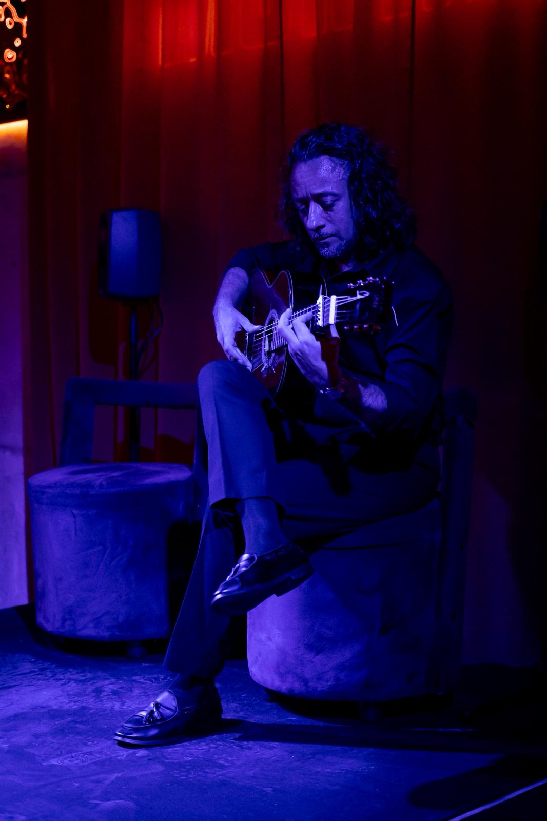 Cantaor y guitarrista sentados en formato íntimo dentro de Coctelería Montana